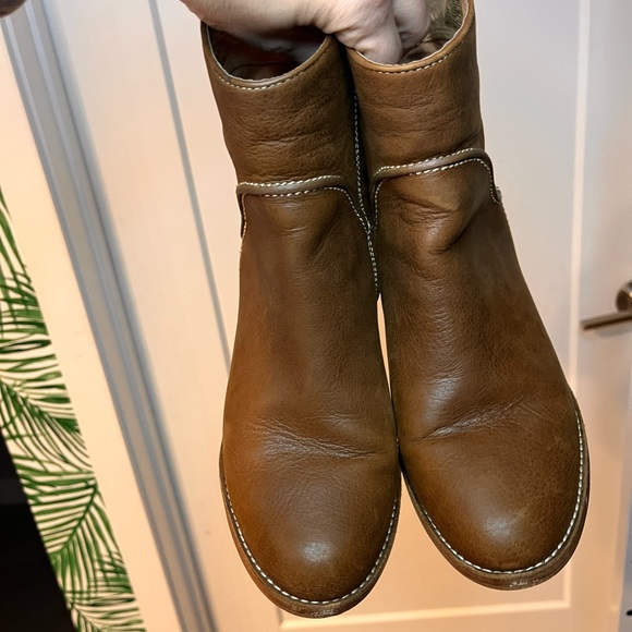 UGG Women’s Brown Leather Annie Boot Size 9 - Picture 3 of 11